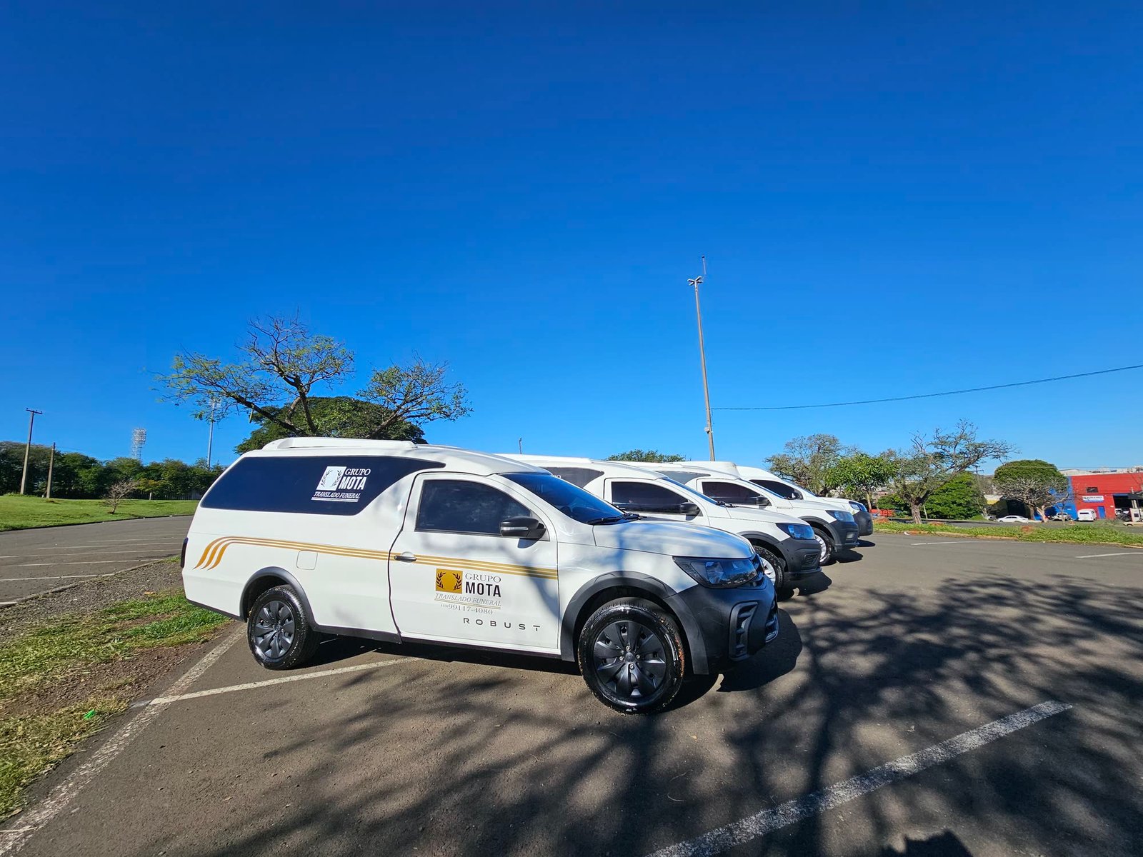 Frota própria do Grupo Mota, identificada para traslado funerário, alinhada e pronta para atendimento